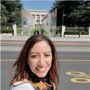 Profesora de primaria alegre y  cariñosa que guía y orientación a los niños en todas las áreas académicas